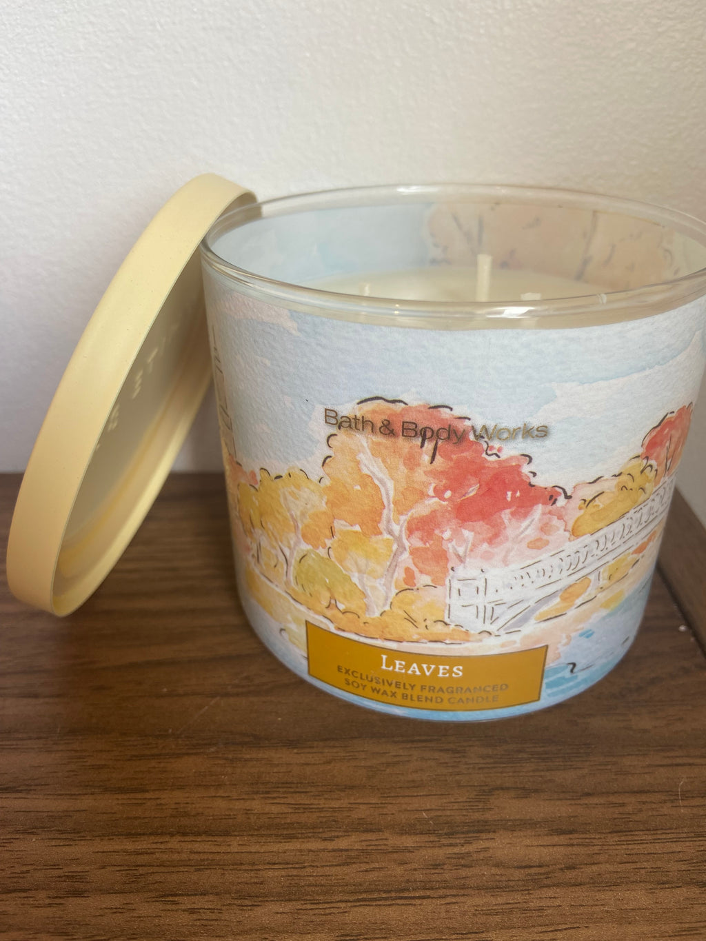 Bath & body works leaves 3 wick candle