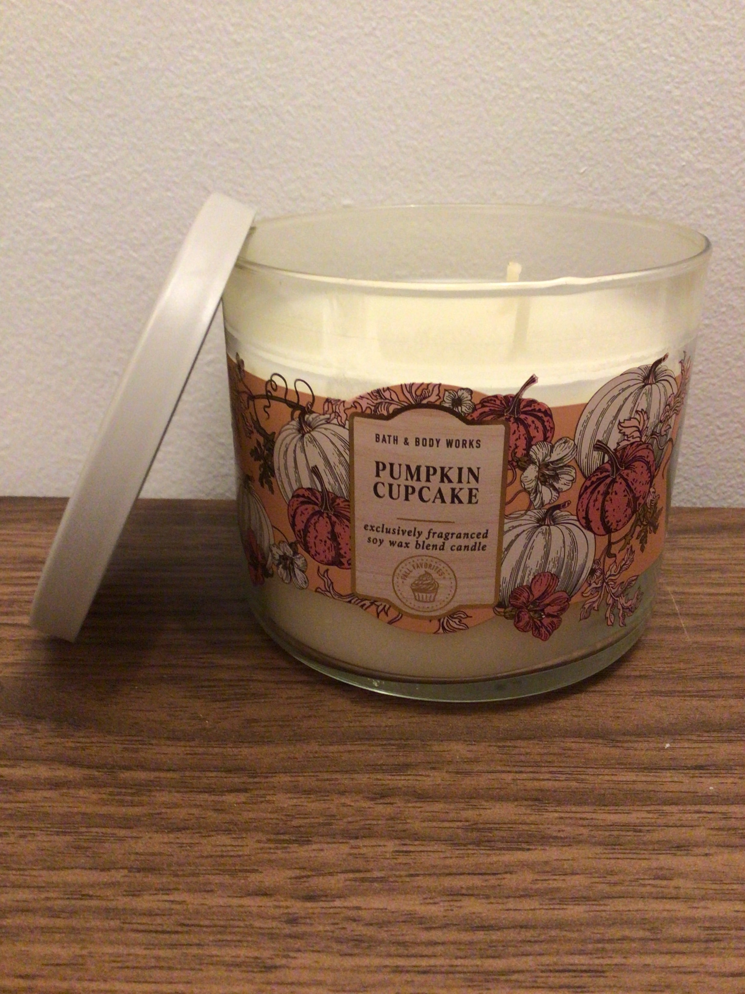 Bath & body works pumpkin cupcake 3 wick candle