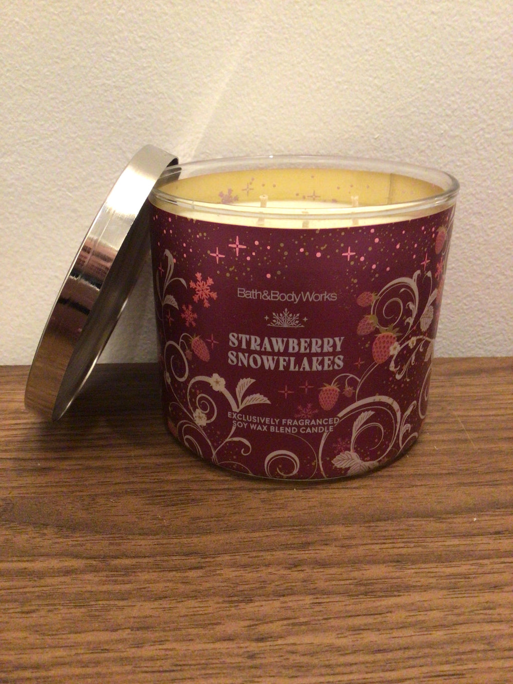Bath & body works Strawberry snowflakes 3 wick candle