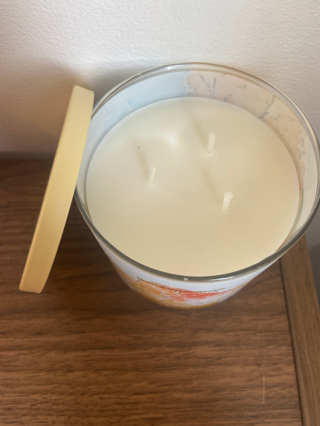 Bath & body works leaves 3 wick candle